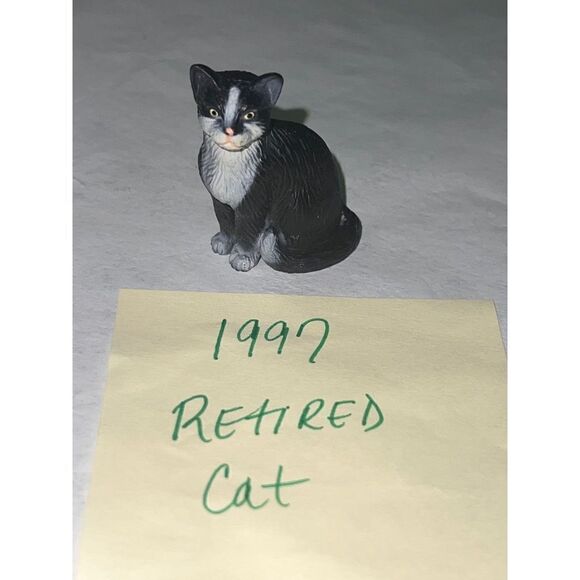 SCHLEICH  Sitting Black & White  RETIRED cat  1997 - Picture 1 of 4